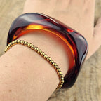Brede bruine statement armband voor dames als stijlvol cadeau voor haar