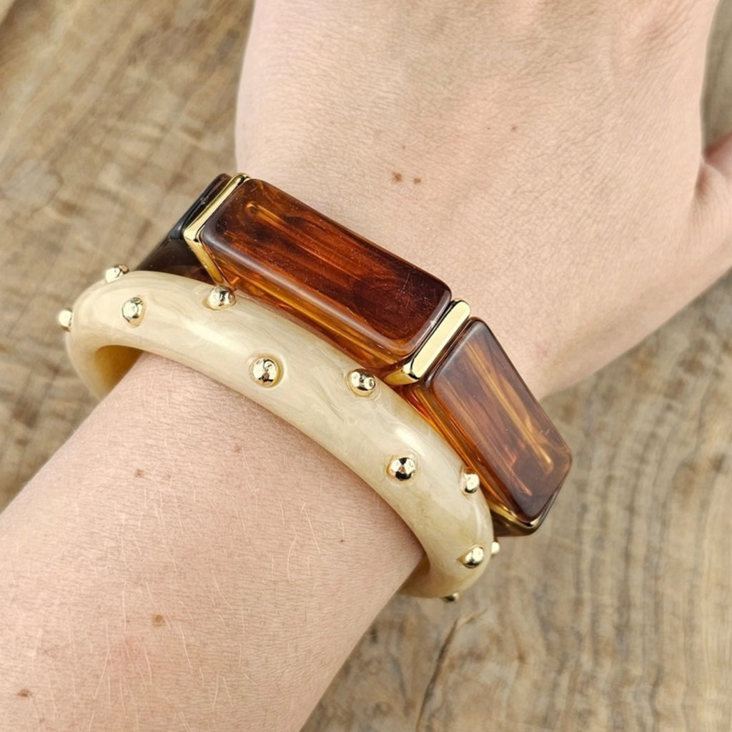 Brede ivoorkleurige bangle armband voor dames met goudkleurige details