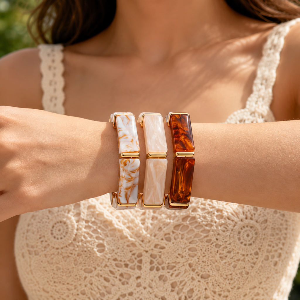 Amber en cognac statement armband met goud als stijlvol cadeau voor haar