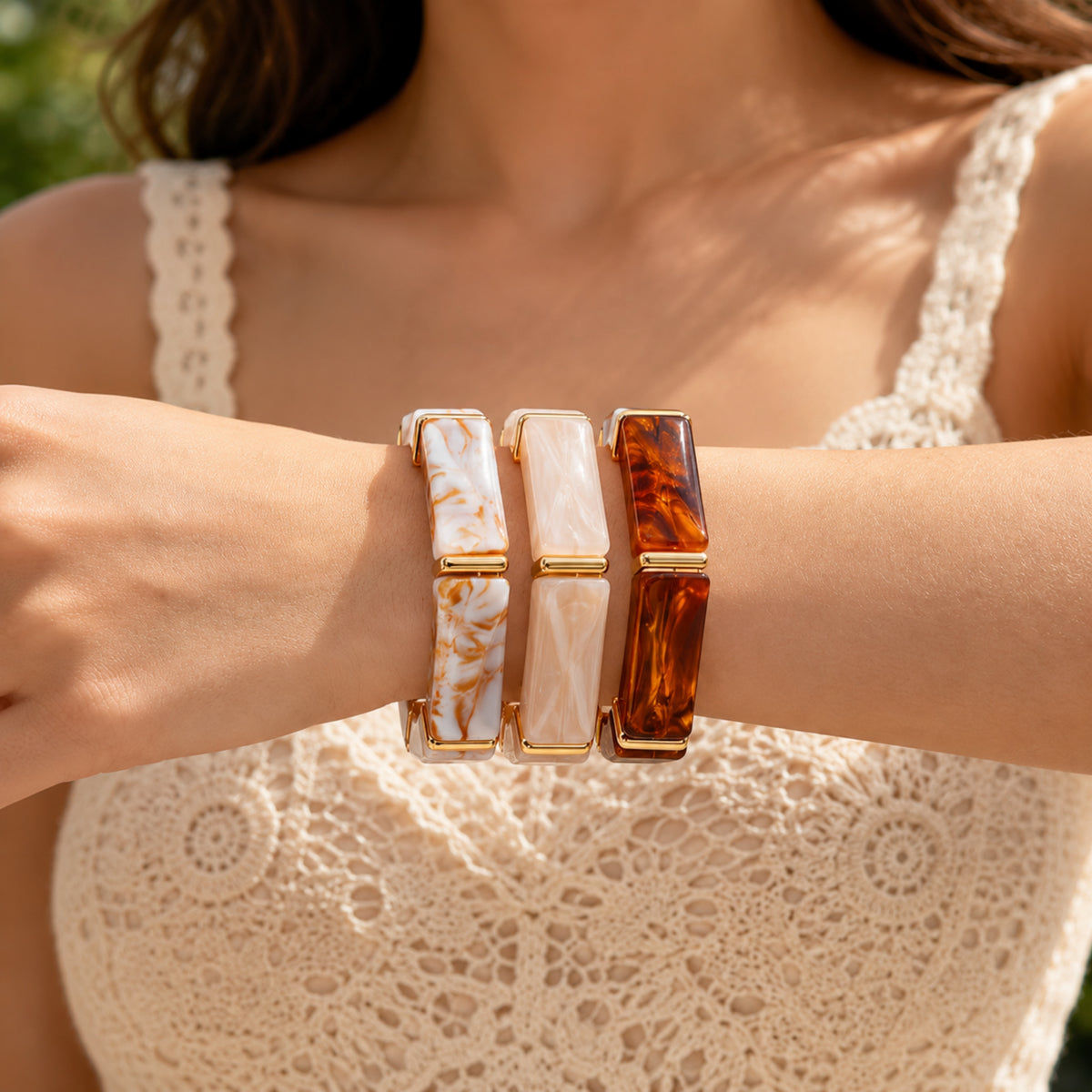 Amber en cognac statement armband met goud als stijlvol cadeau voor haar