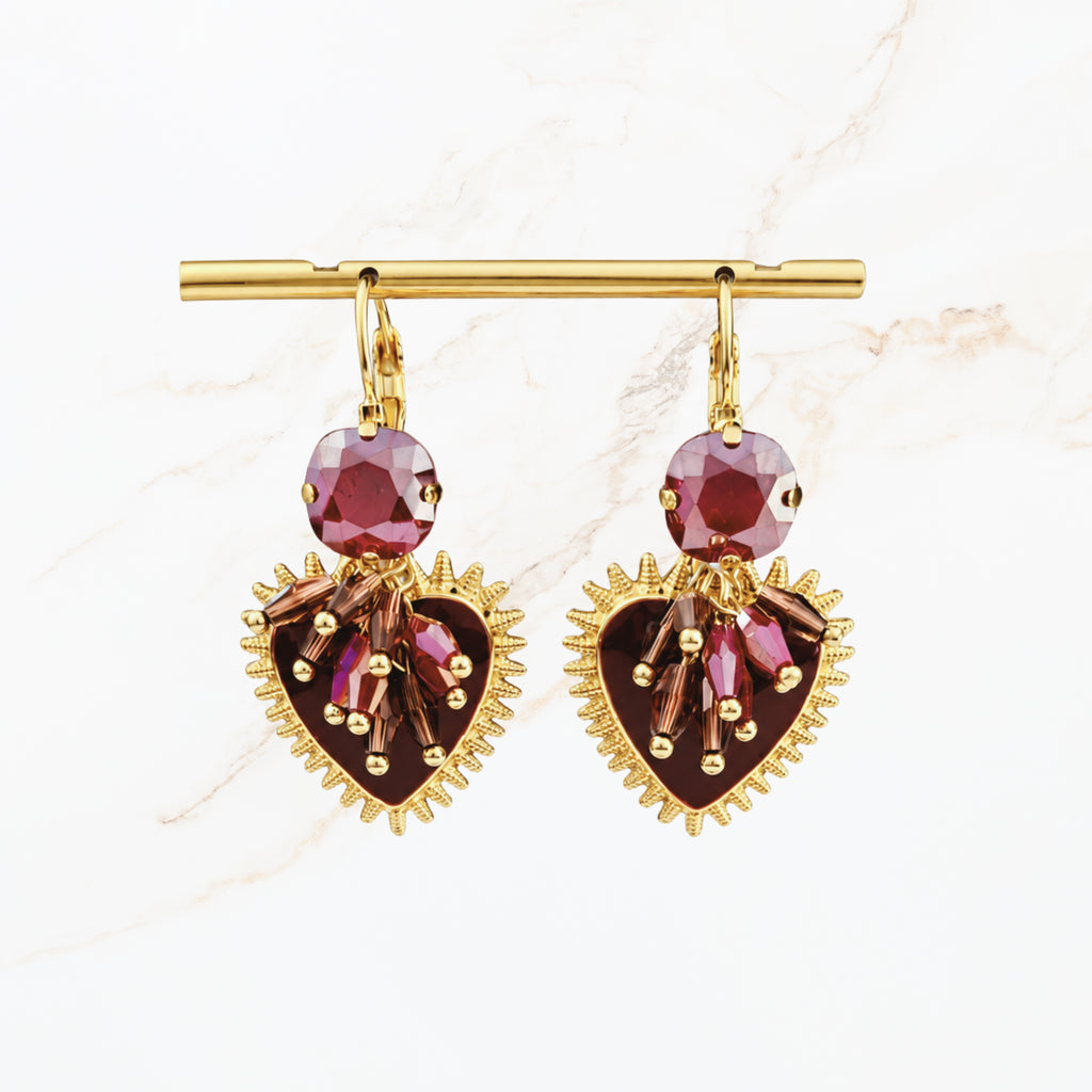 Bordeaux rode statement oorbellen met donkerrode hartvormige hangers, paarse kristallen en goudkleurige details uit de Burgundy Bloom collectie van Seyso.