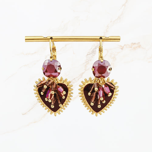 Bordeaux rode statement oorbellen met donkerrode hartvormige hangers, paarse kristallen en goudkleurige details uit de Burgundy Bloom collectie van Seyso.