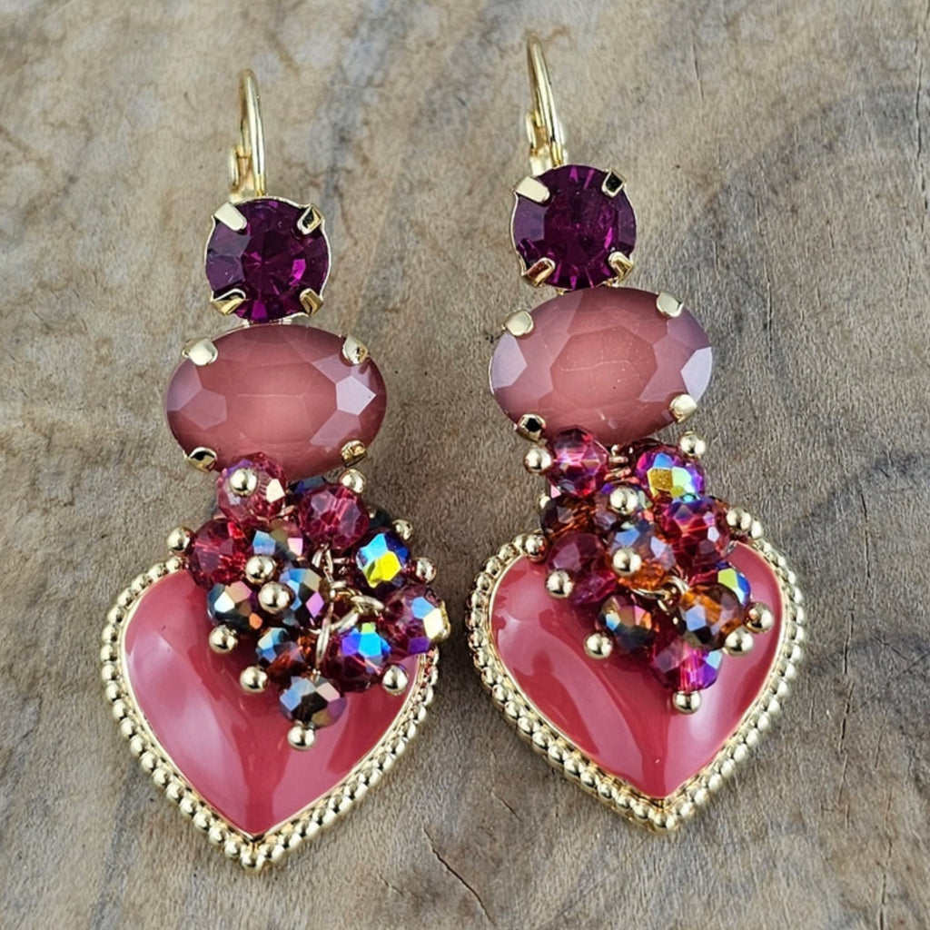 Opvallende bordeaux rode oorbellen met roze kralen, kleurrijke kristallen en hartvormige hangers, feestelijke sieraden van Seyso.