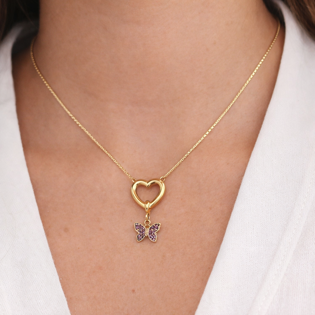 Seyso goudkleurige vlinder bedel met paarse steentjes, fijn vlinderdetail en RVS oogje voor persoonlijke sieraden