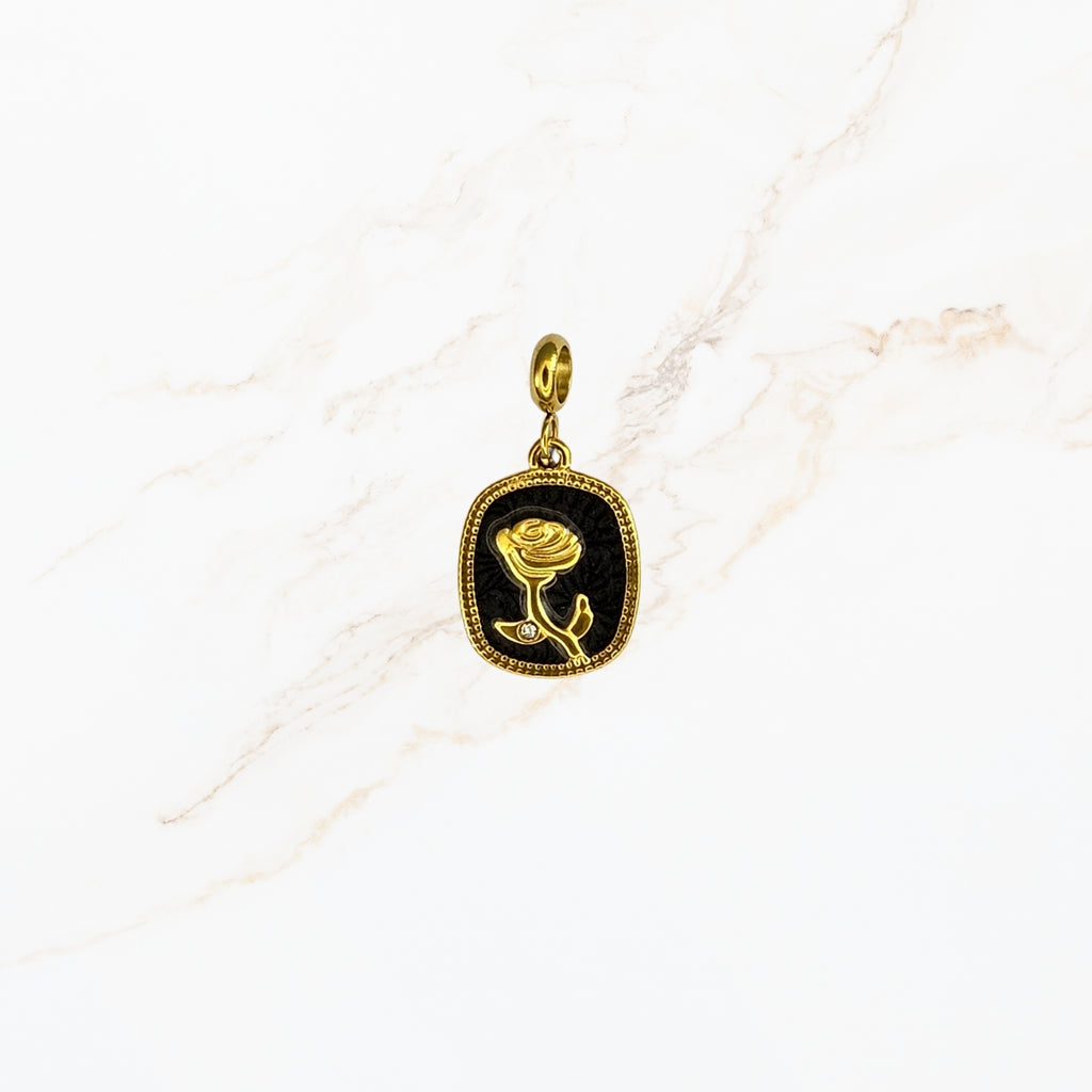 Seyso goudkleurige bedel met roos in reliëf op een zwarte achtergrond, verfijnd design met subtiel steentje en een elegant oogje voor persoonlijke sieraden