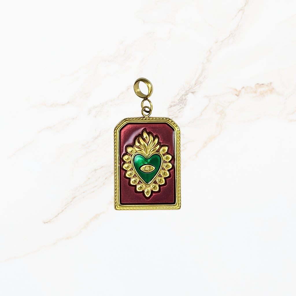 Seyso goudkleurige rechthoekige bedel met groen hart en rood emaille, verfijnd reliëfdesign met symbolisch oogdetail en RVS oogje