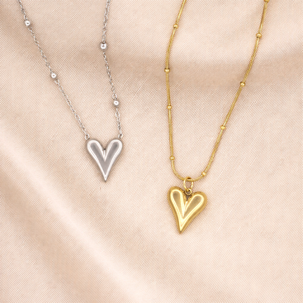 Zilver en goud kleurige stainless steel bolletjes ketting van 45 cm plus 5 cm met puntige hartvormige hanger