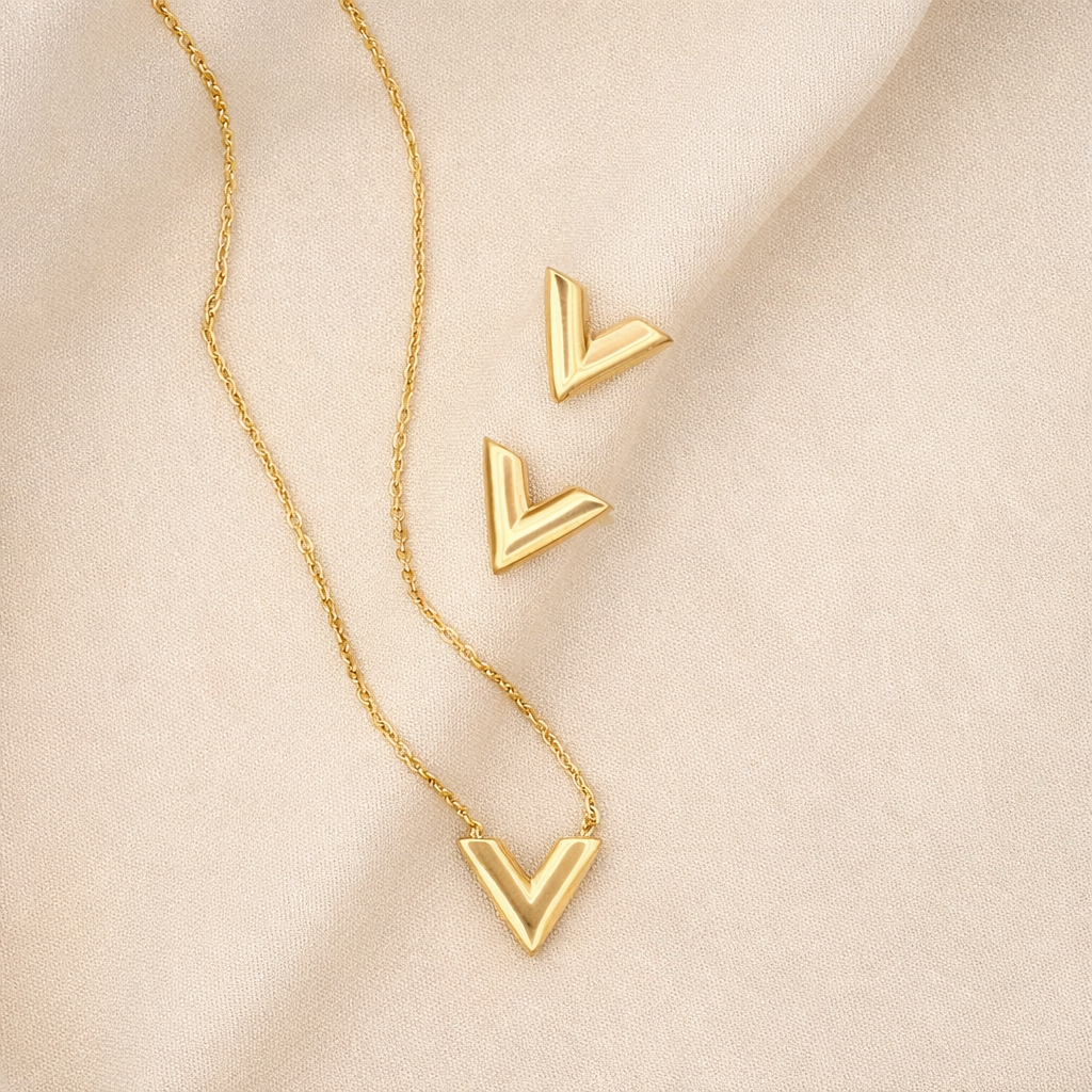 Goudkleurige stainless steel schakelketting van 45 cm plus 5 cm met minimalistische V vormige hanger