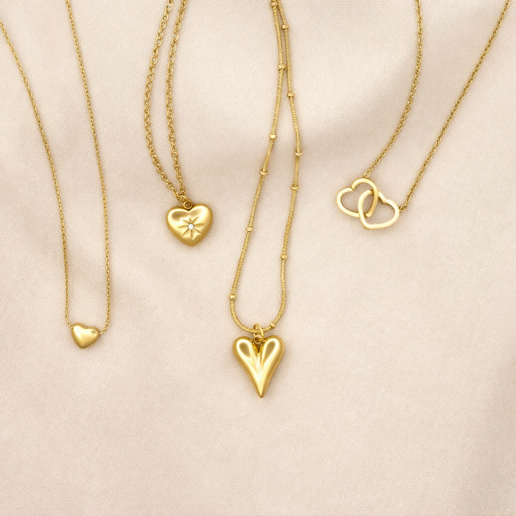 Goudkleurige stainless steel schakelketting met hartvormige hanger en bloemdetail