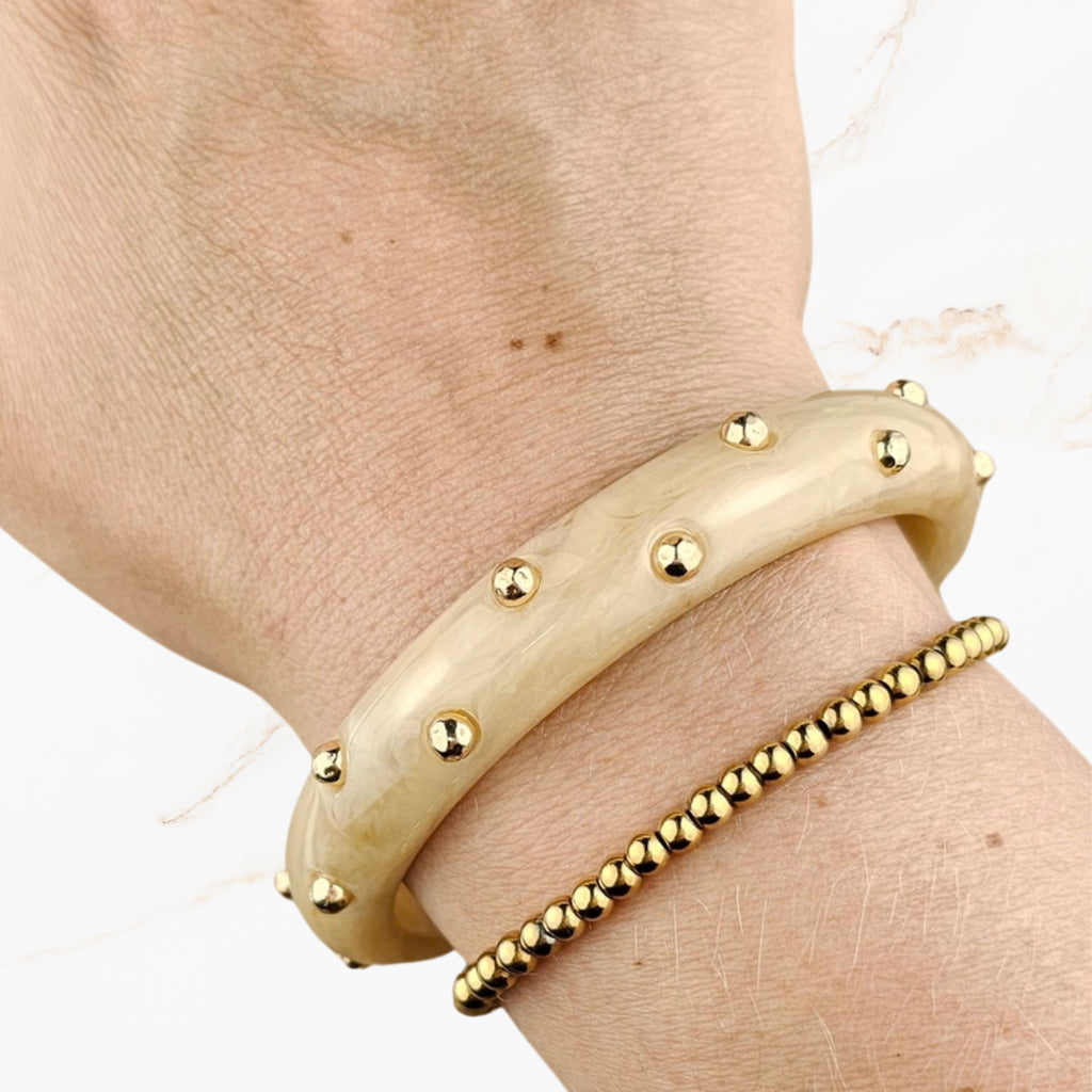 Crème chunky statement armband met gouden studs als stijlvol cadeau voor haar