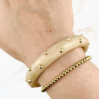 Crème chunky statement armband met gouden studs als stijlvol cadeau voor haar