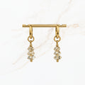 Elegante goudkleurige hangoorbellen met transparante gefacetteerde kristalkralen en subtiele gouden details. Stijlvolle dames oorbellen van Seyso.