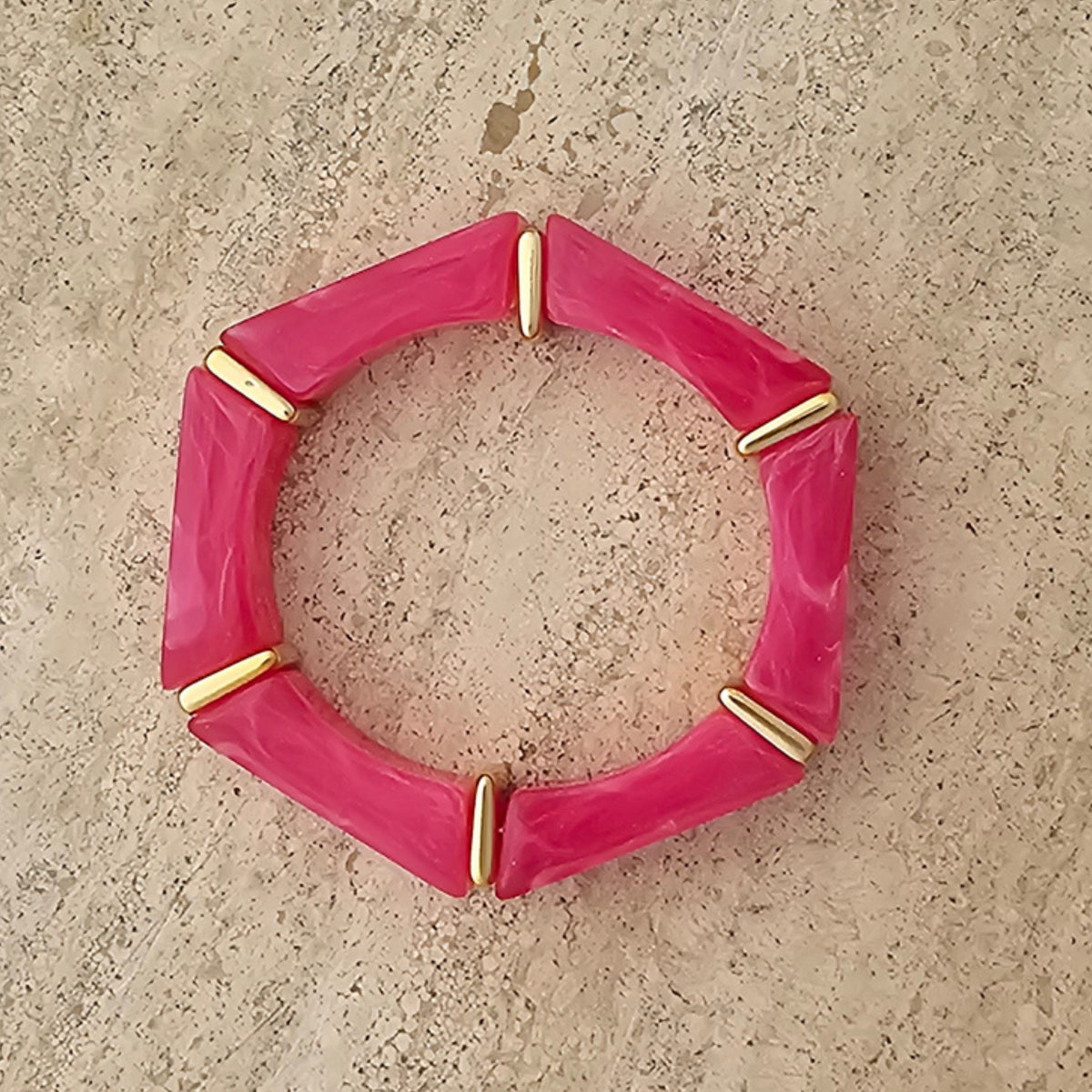 Elastische roze armband met gouden details als cadeau voor haar