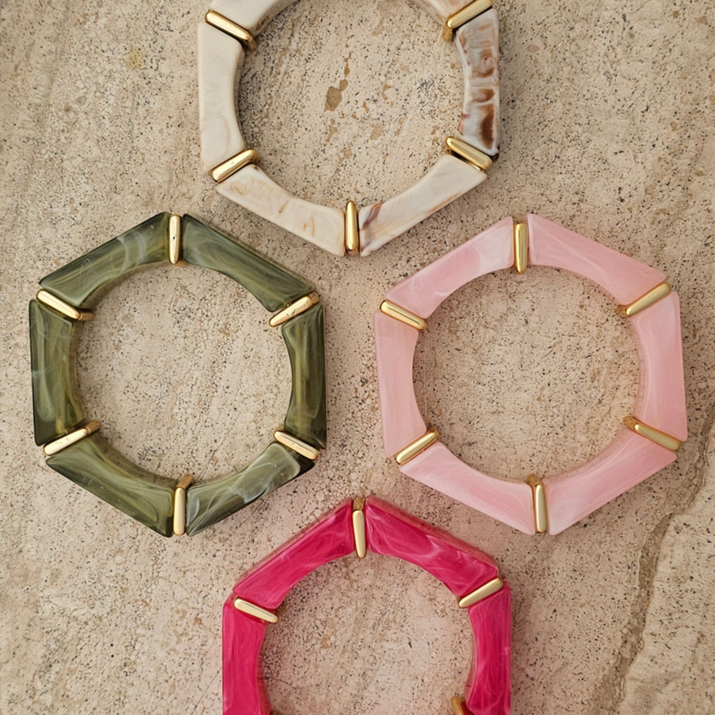 Brede wit bruine statement armband voor dames met gemarmerd patroon en goud