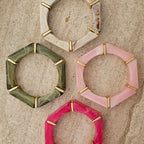 Brede wit bruine statement armband voor dames met gemarmerd patroon en goud