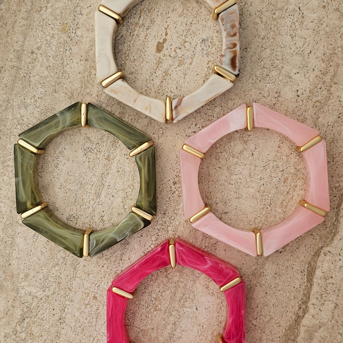 Brede wit bruine statement armband voor dames met gemarmerd patroon en goud