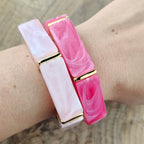 Elastische roze armband met goudkleurige details als cadeau voor haar