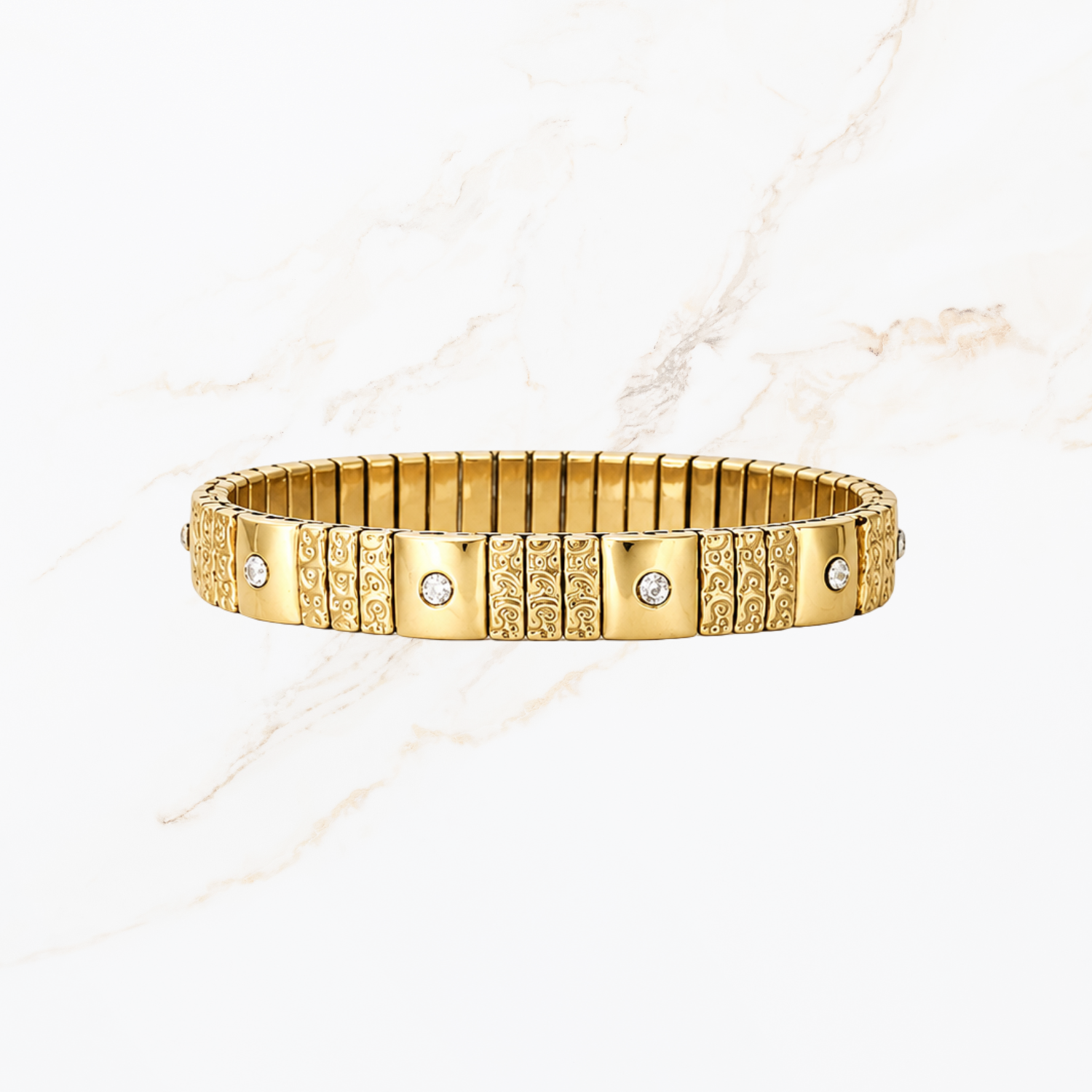 Elastische goudkleurige bangle met steentjes en structuur