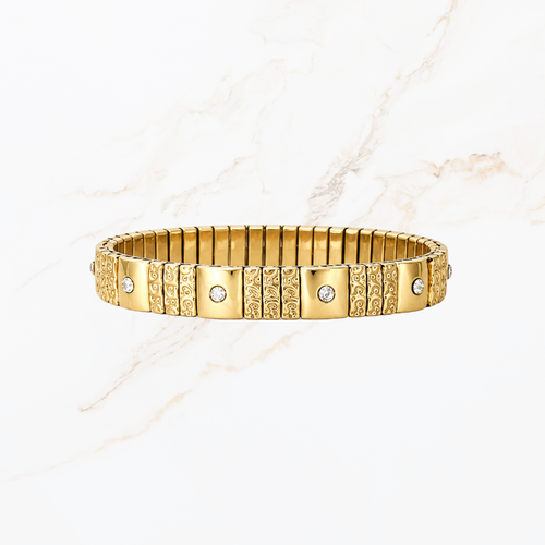 Elastische goudkleurige bangle met steentjes en structuur gedetailleerde productweergave