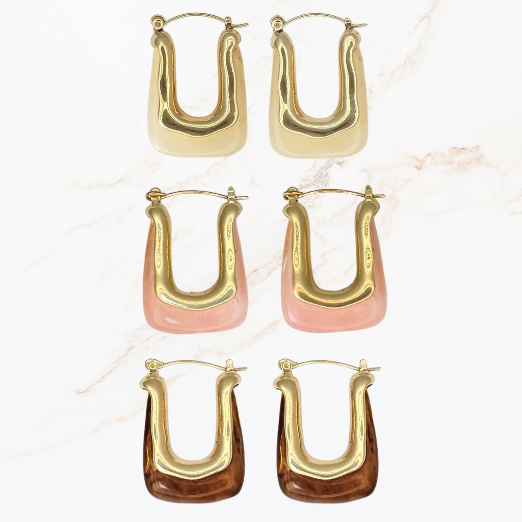 Seyso gouden U vorm oorbellen met marmerlook in wit roze en bruin. Statement oorbellen met glanzend design en elegante uitstraling.