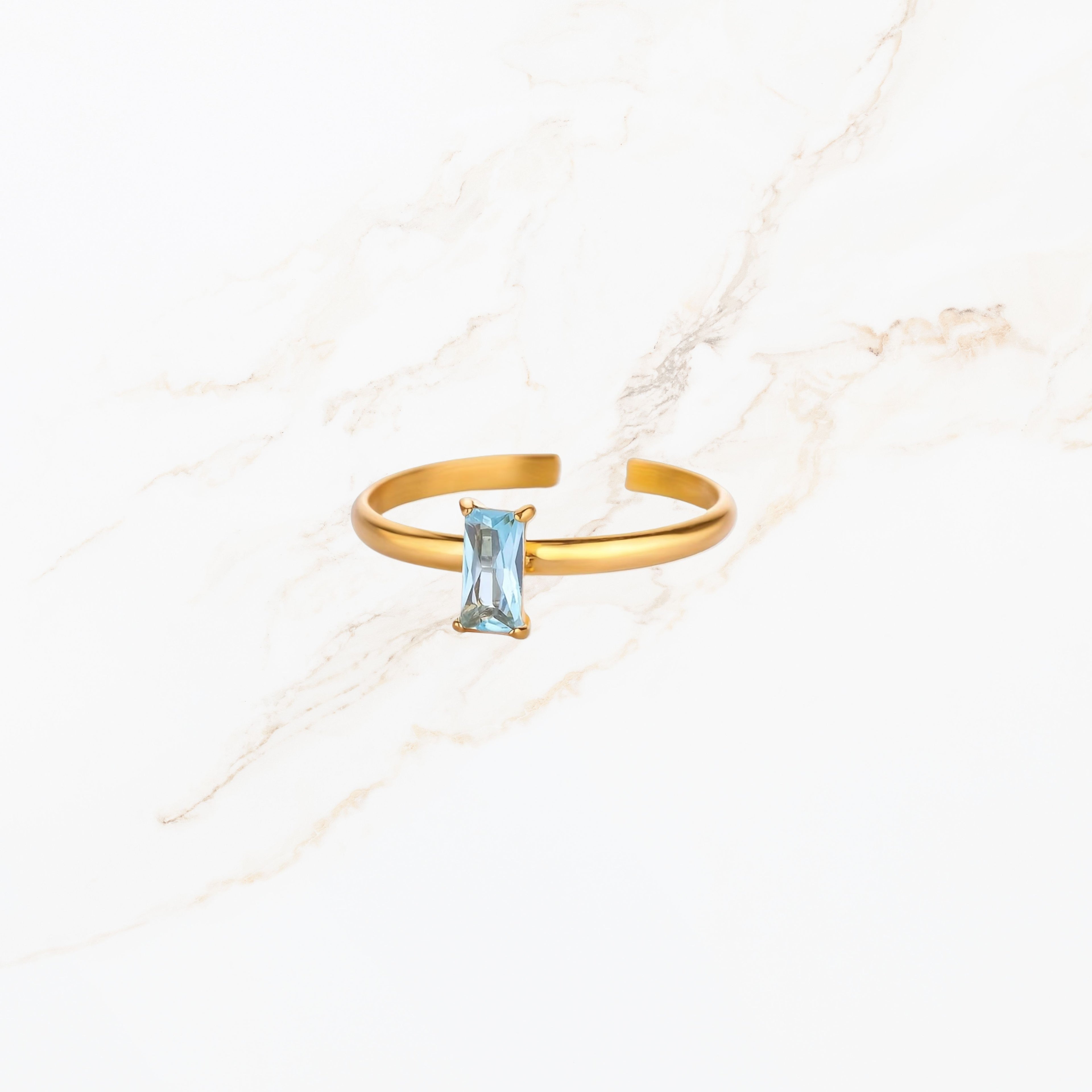 Goudkleurige damesring met maandsteen maart cadeau