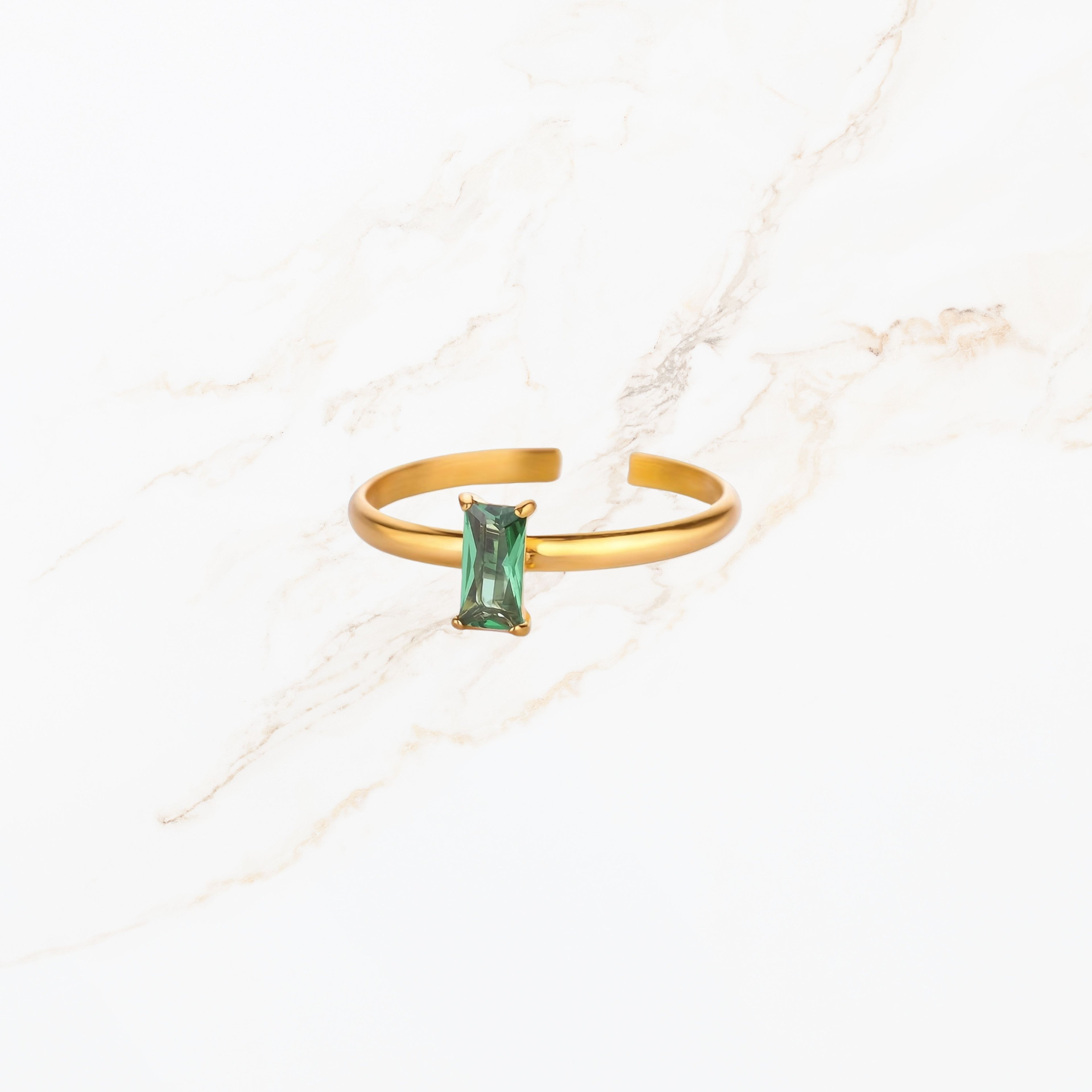 Elegante goudkleurige ring met geboortemaand steen mei