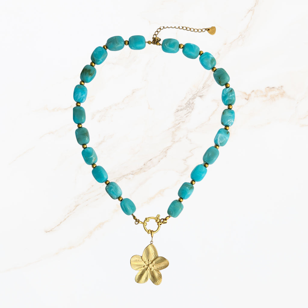 Turquoise blauwe kralen ketting met goudkleurige bedel