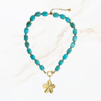 Turquoise blauwe kralen ketting met goudkleurige bedel