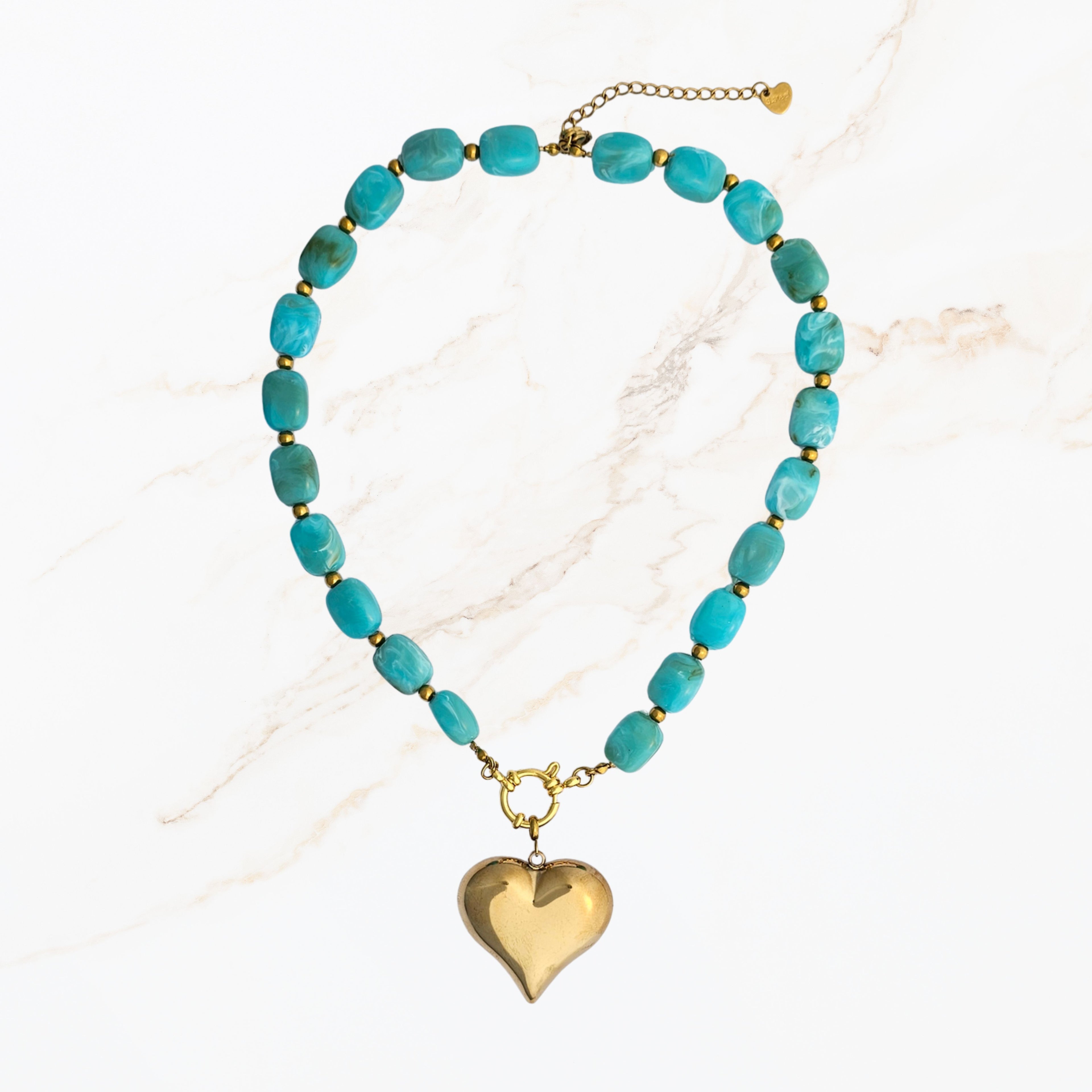 Turquoise blauwe kralen ketting met goudkleurige bedel
