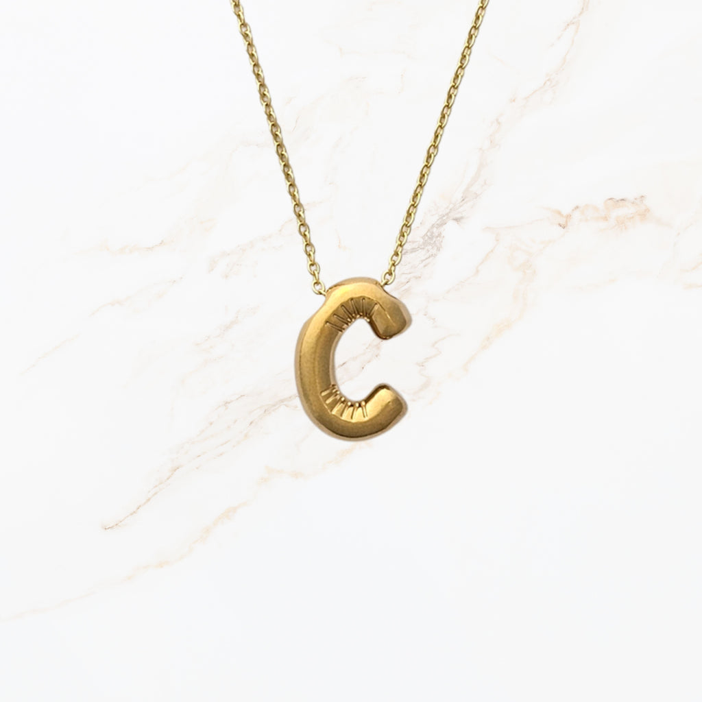 Goudkleurige initialen ketting letter c gedetailleerde productweergave