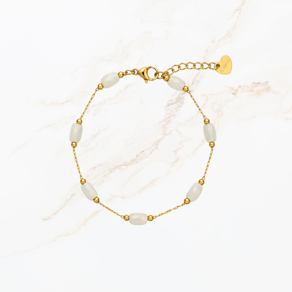 Fijne goudkleurige dames armband met witte kralen en verstelbare sluiting