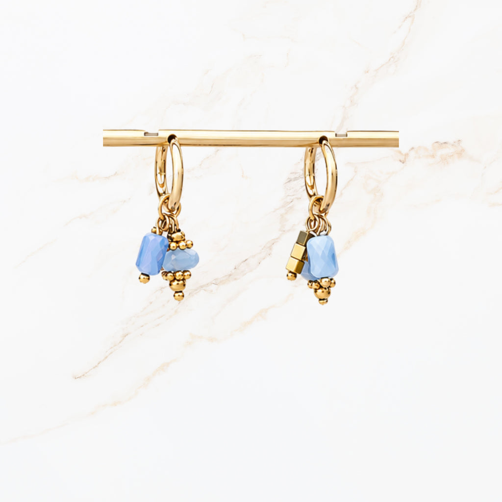 Goudkleurige oorbel met blauwe kralen