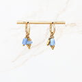 Goudkleurige oorbel met blauwe kralen