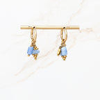 Goudkleurige oorbel met blauwe kralen