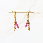 Goudkleurige oorbel met roze kralen