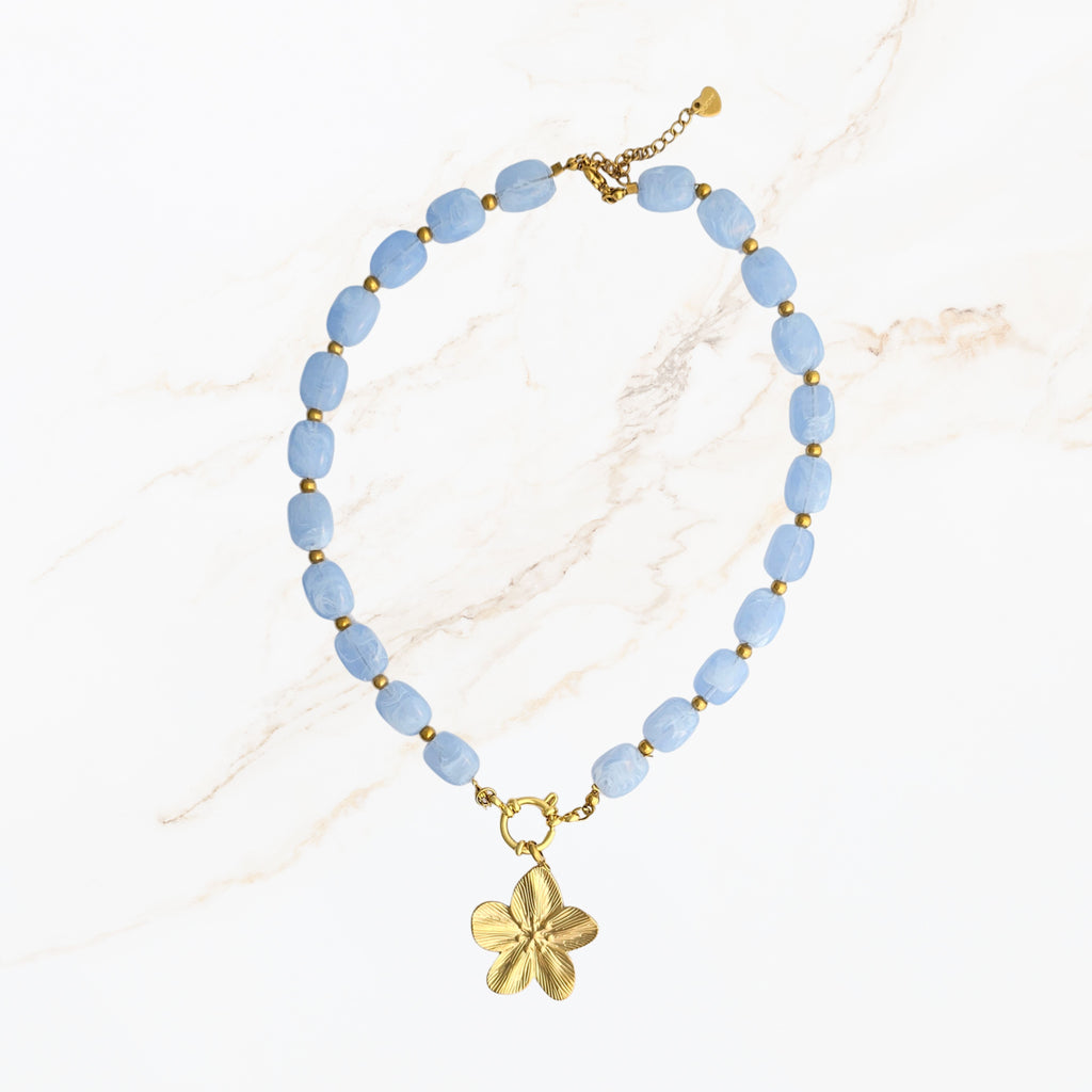 Licht blauwe kralen ketting met goudkleurige bedel