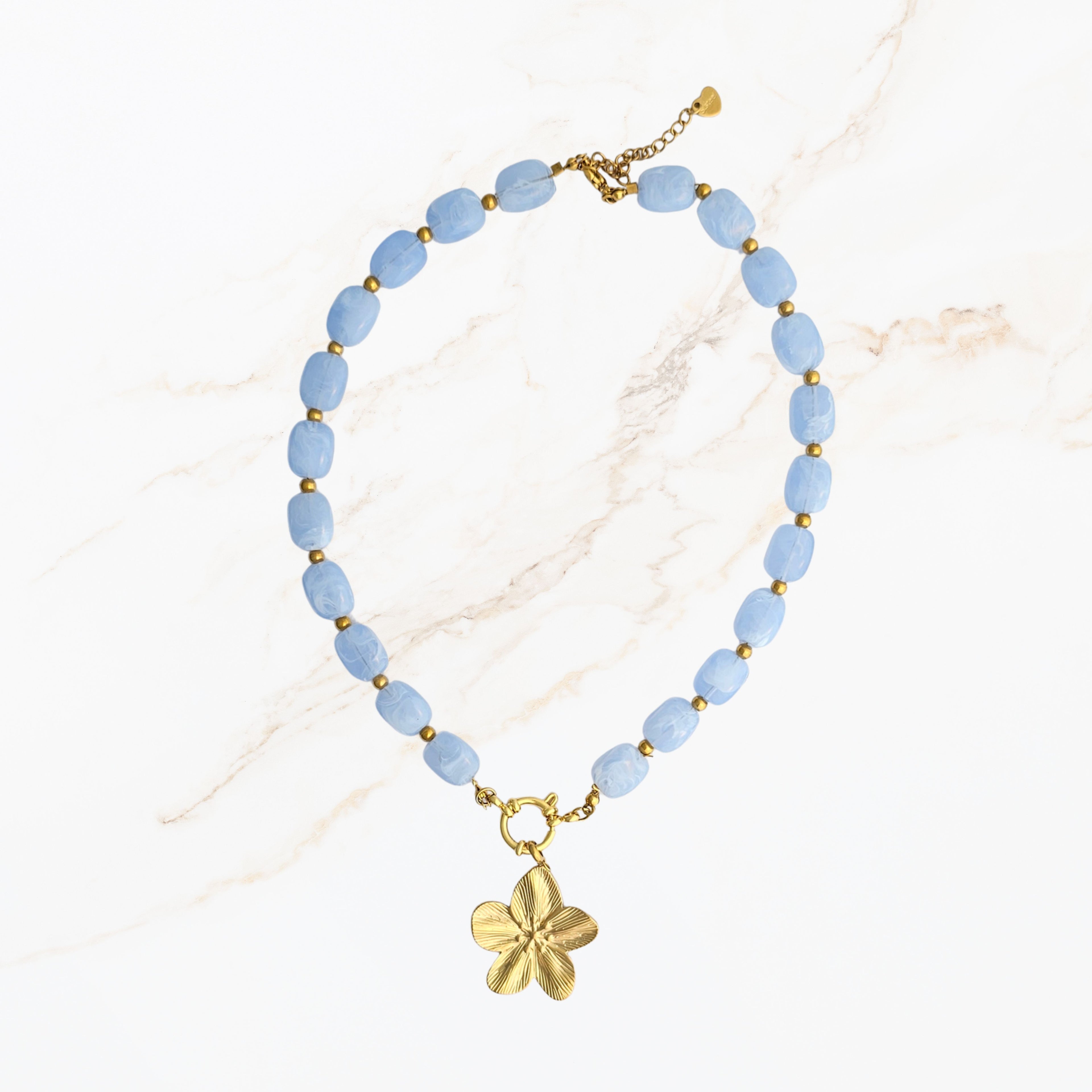 Licht blauwe kralen ketting met goudkleurige bedel