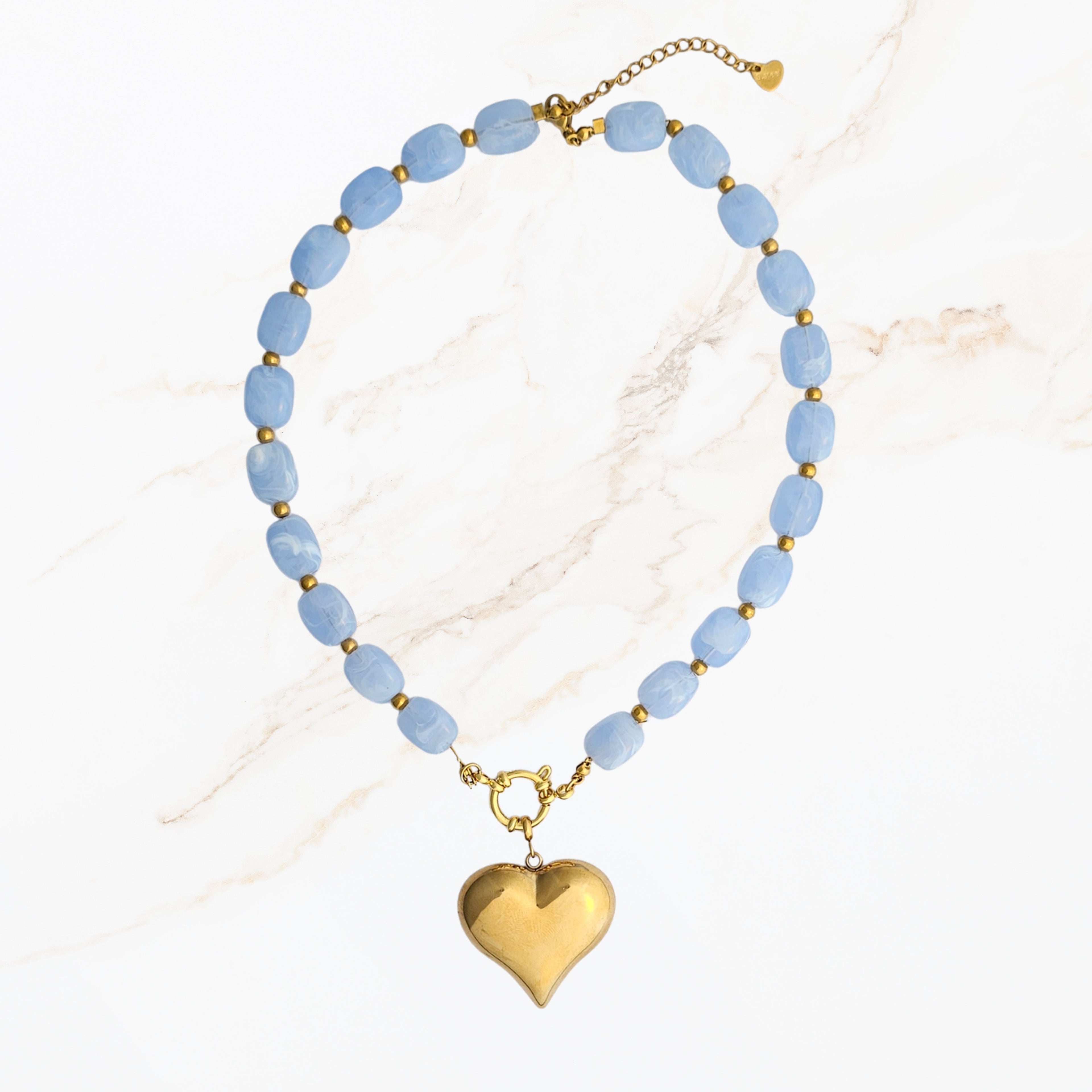 Licht blauwe kralen ketting met goudkleurige bedel