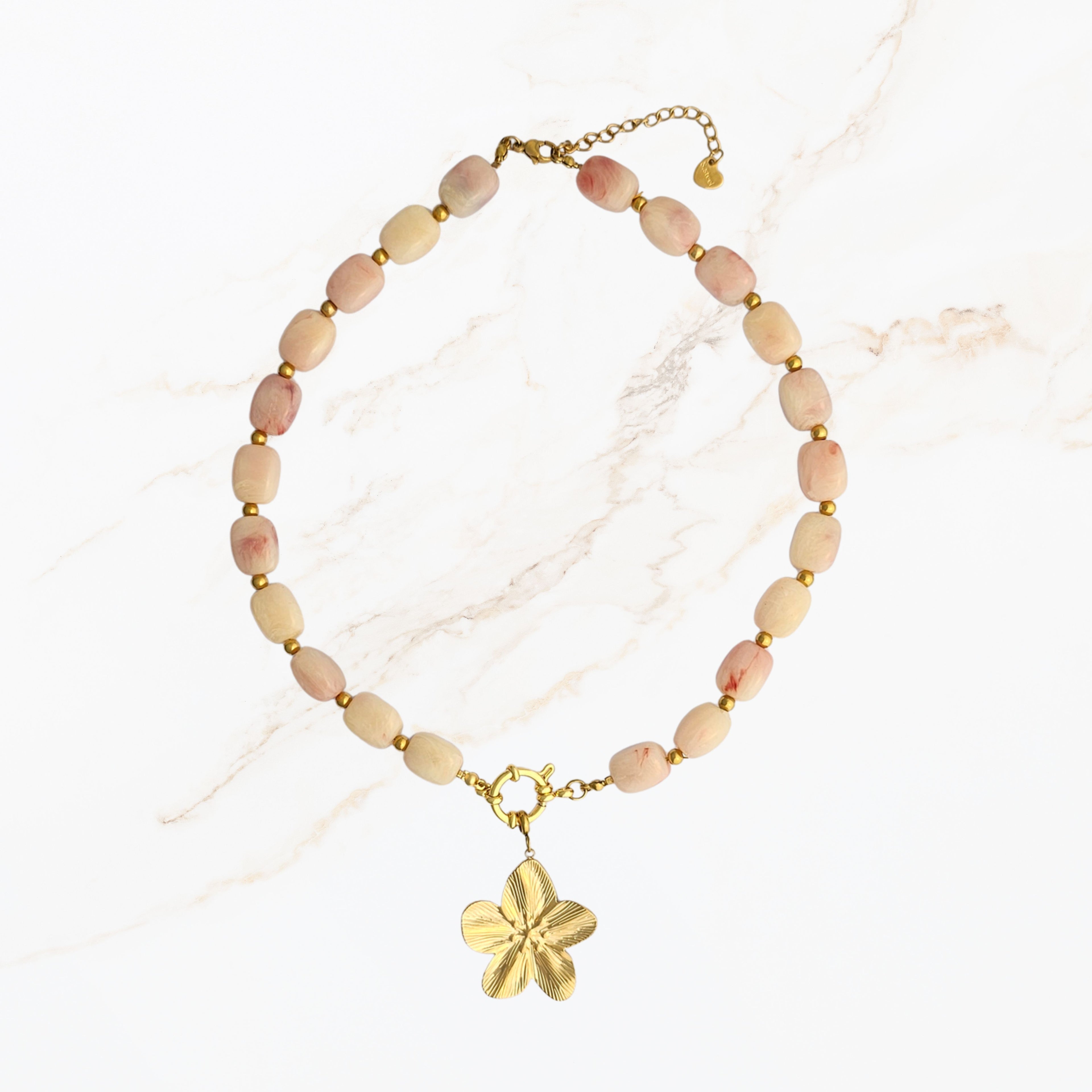 Oranje roze ketting met goudkleurige bedel