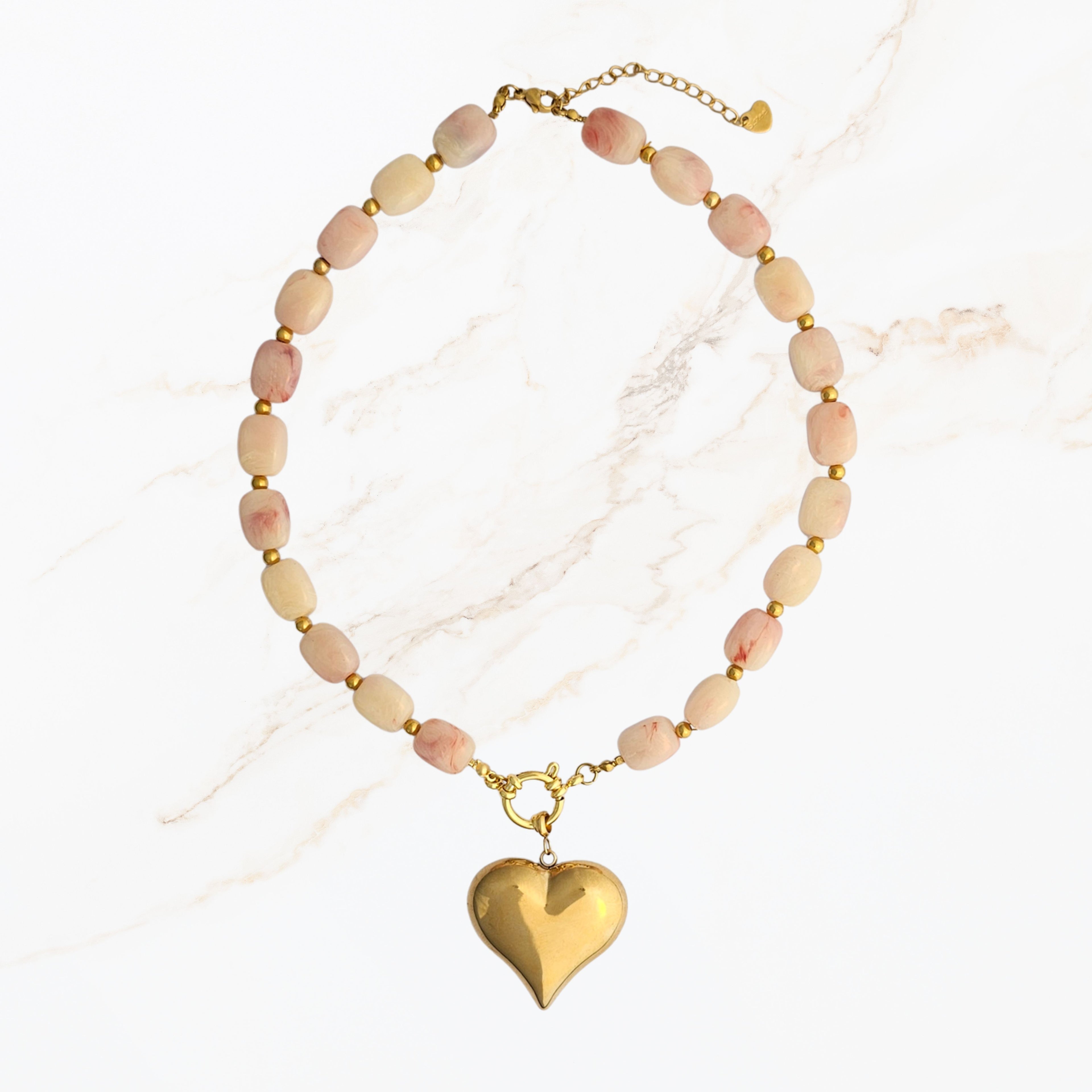 Oranje roze ketting met goudkleurige bedel