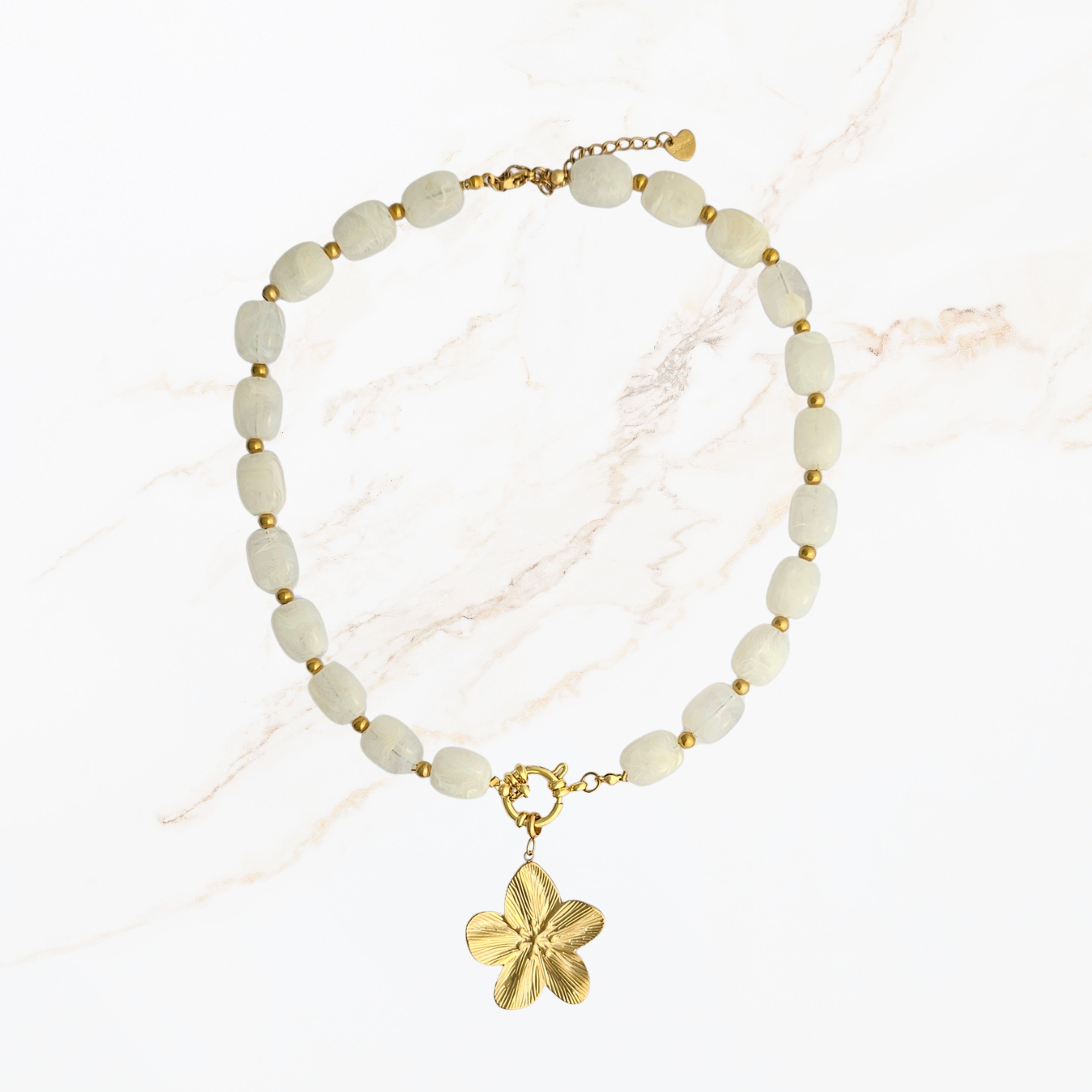 Witte ketting met goudkleurige bedel