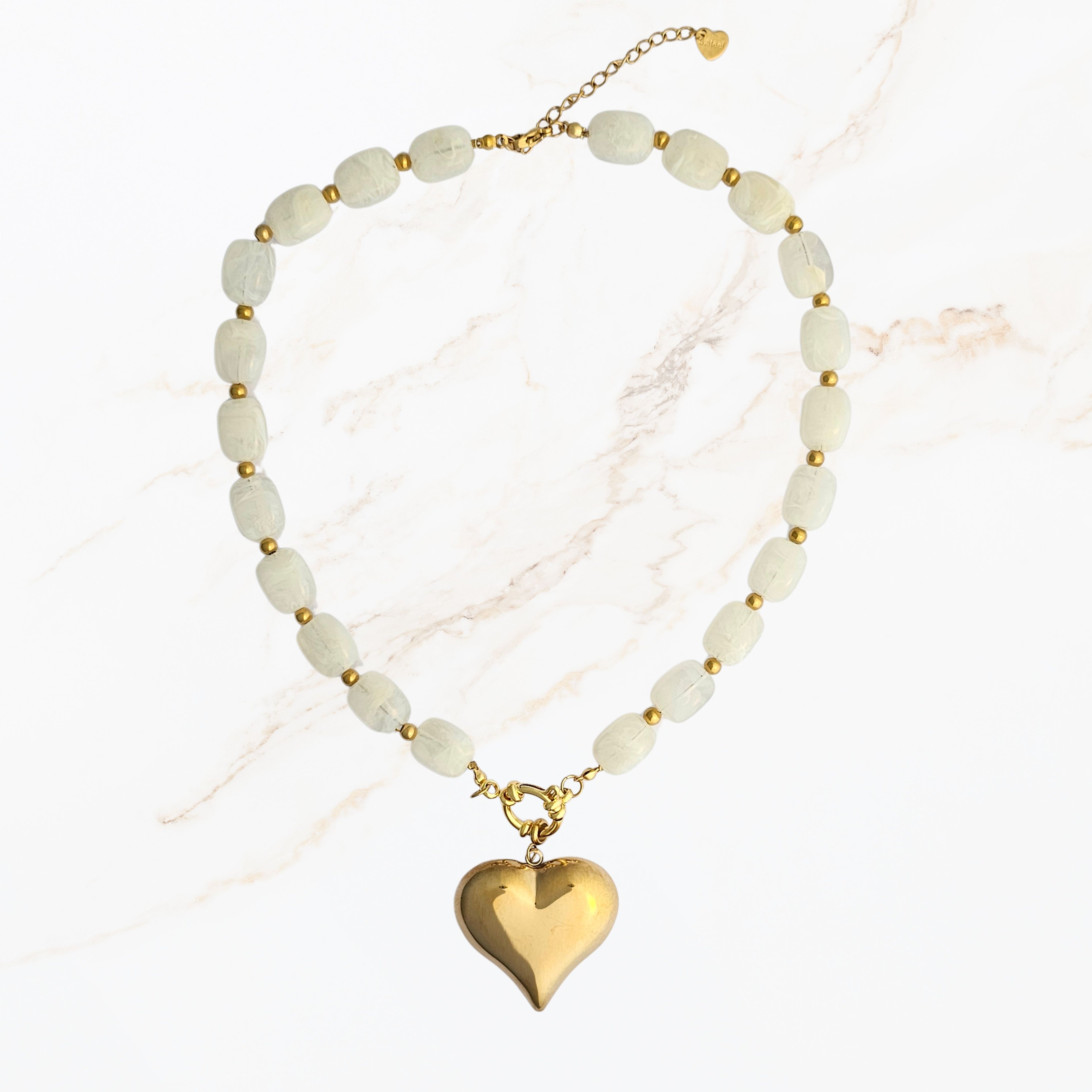 Witte ketting met goudkleurige bedel