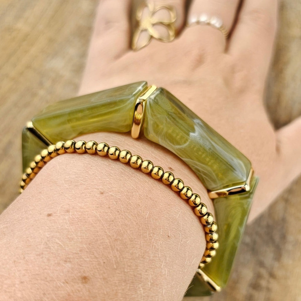 Groene elastische dames armband in marmerlook als origineel cadeau voor haar