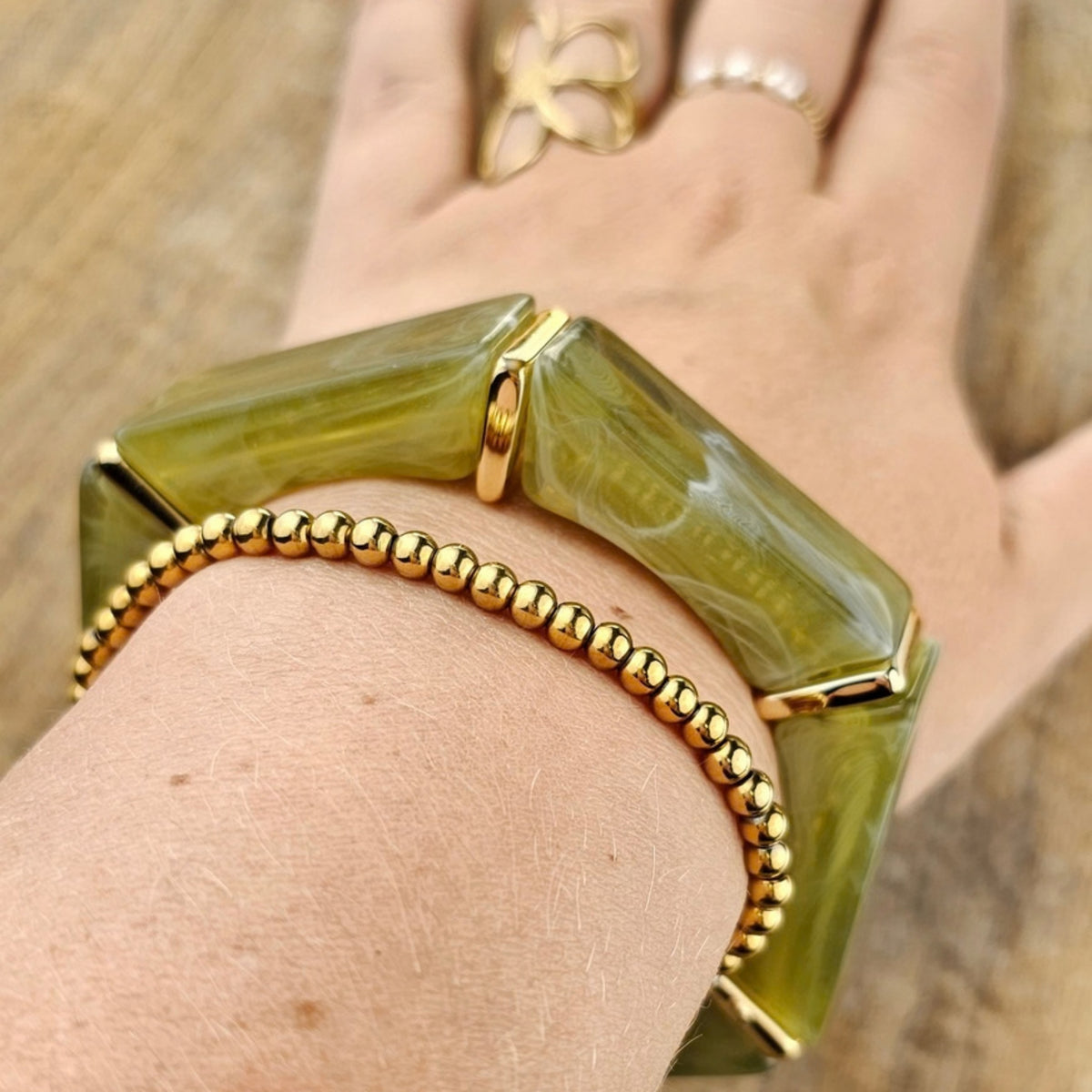 Groene elastische dames armband in marmerlook als origineel cadeau voor haar