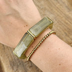Brede groene statement armband met gemarmerd patroon en gouden accenten