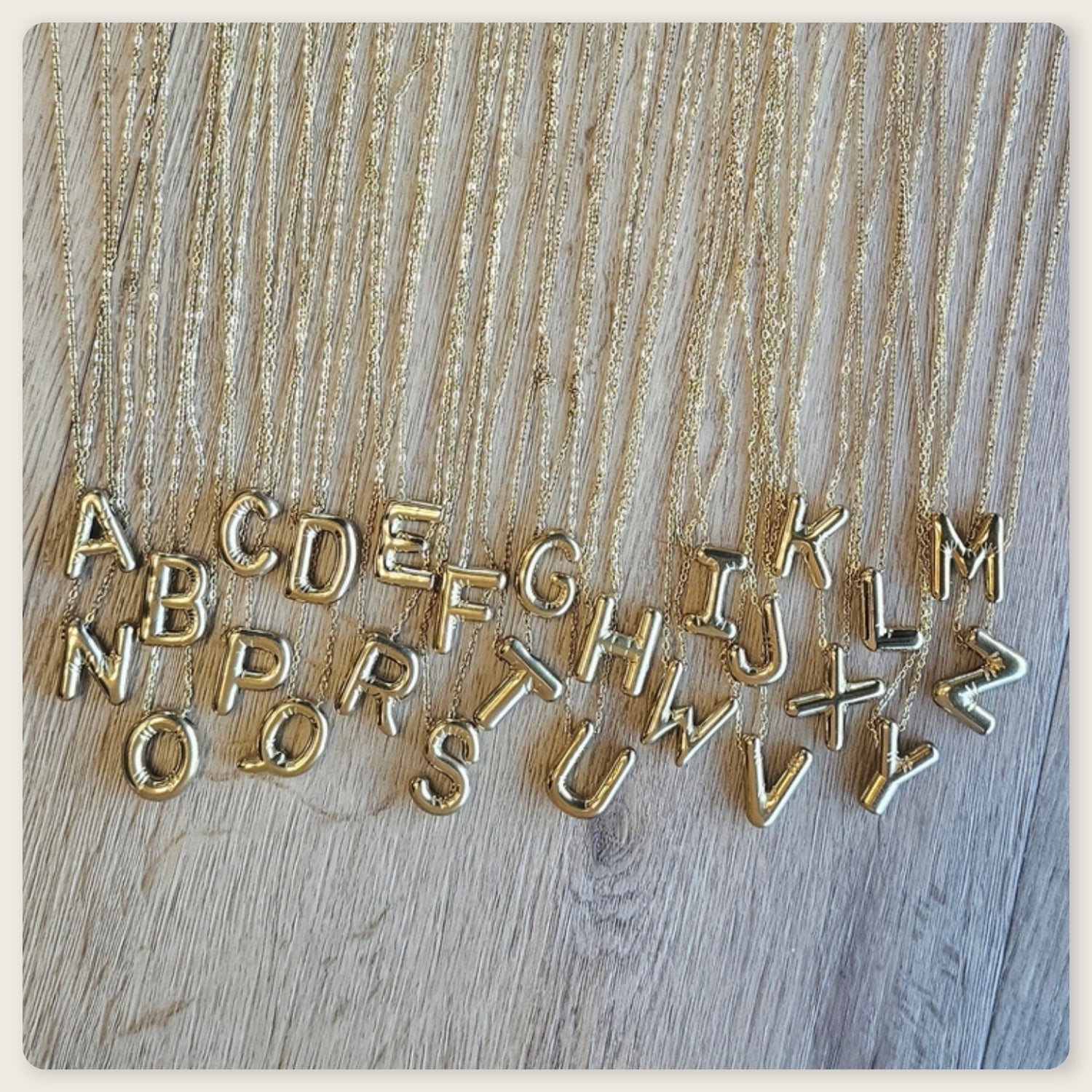 Seyso Initial Glow ketting met goudkleurige initial hanger van stainless steel, minimalistisch en waterproof