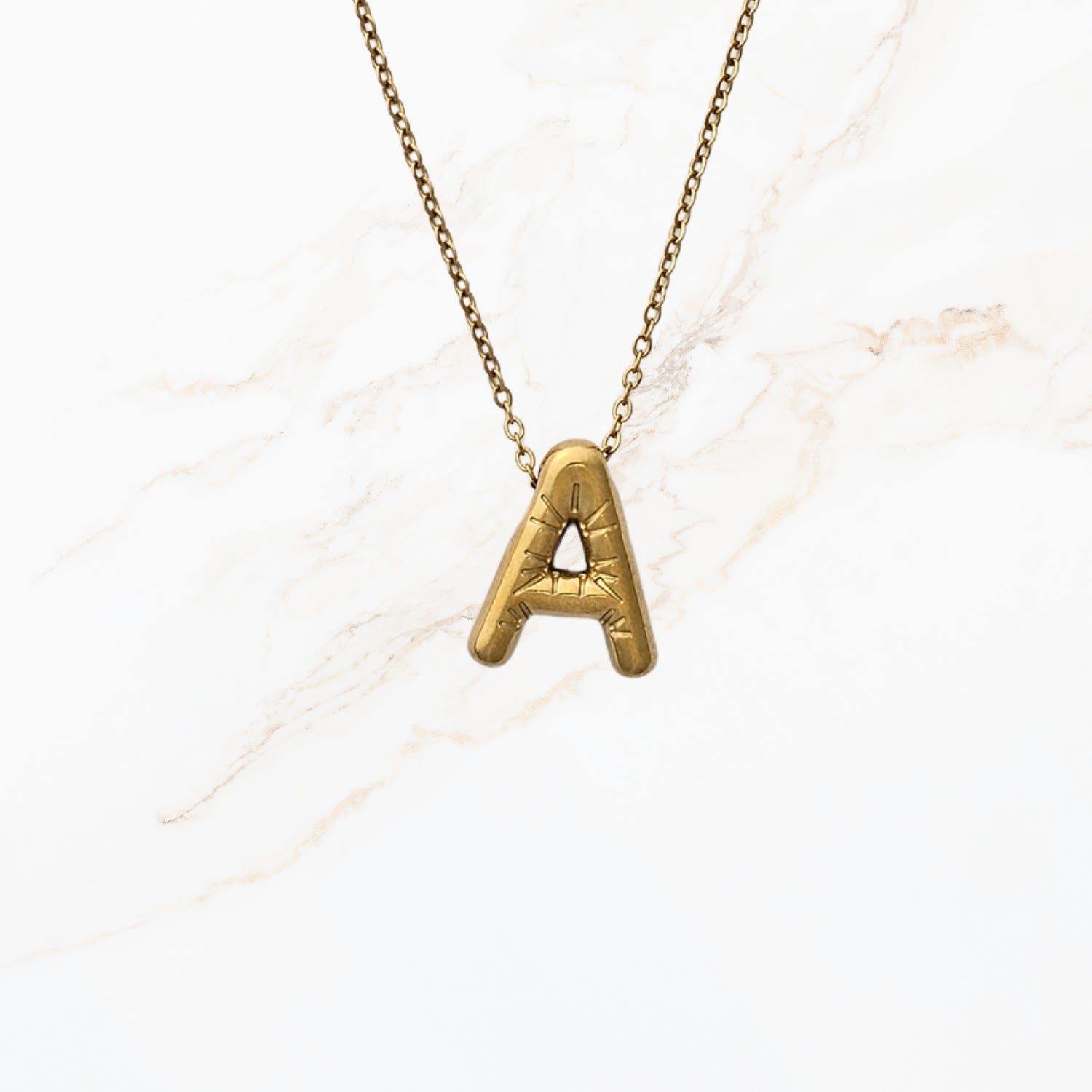 Seyso Initial Glow ketting met goudkleurige initial hanger van stainless steel, minimalistisch en waterproof