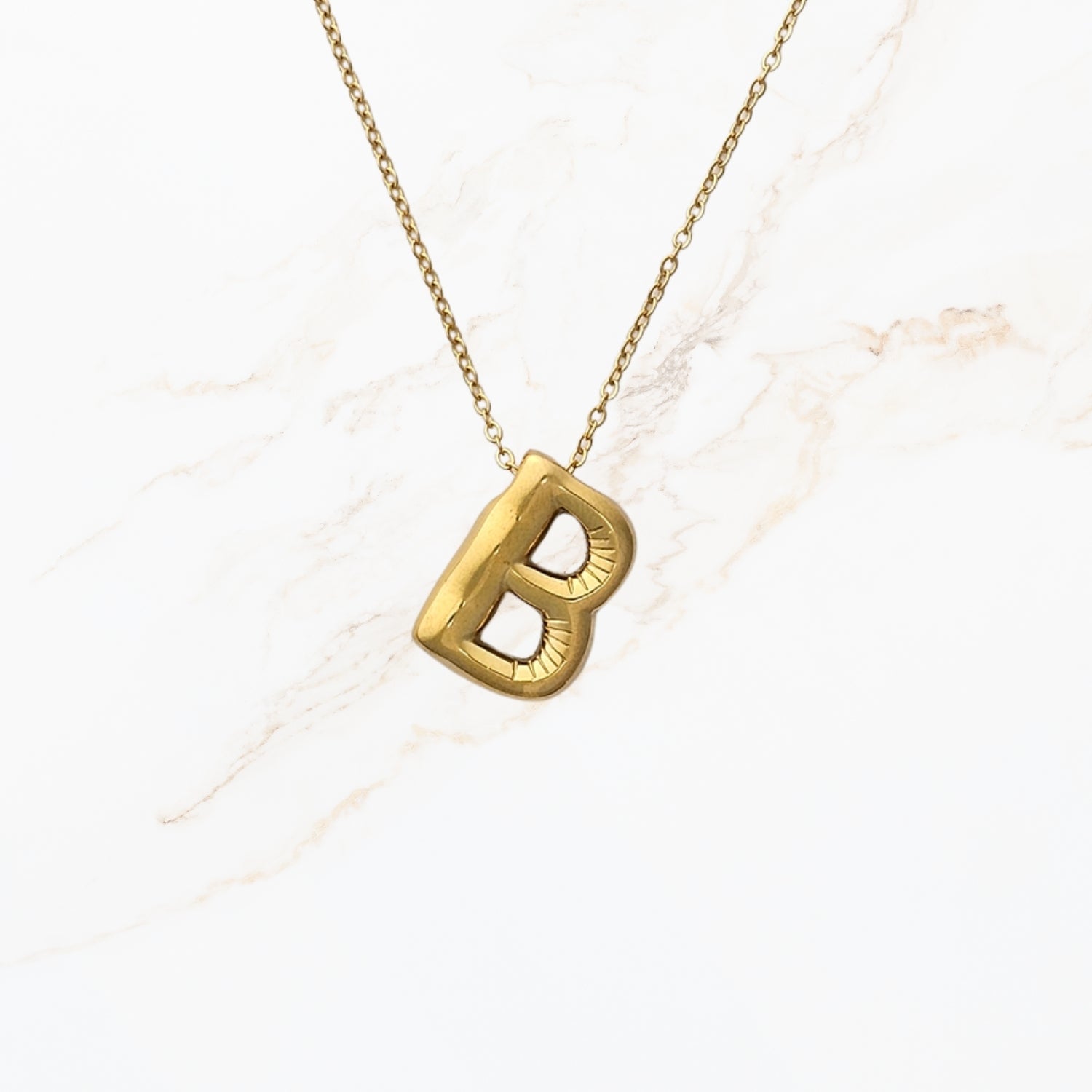 Seyso Initial Glow ketting met goudkleurige initial hanger van stainless steel, minimalistisch en waterproof