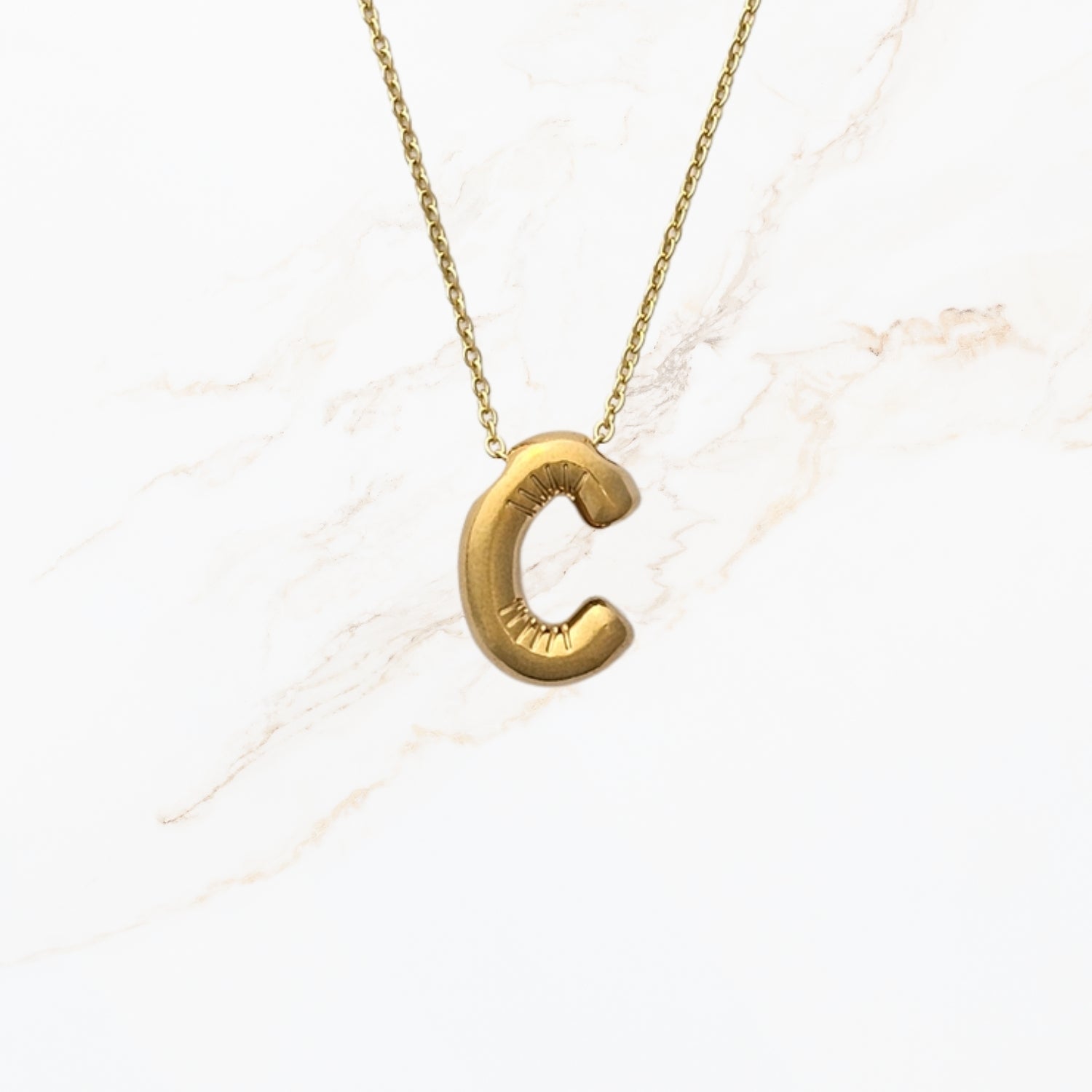 Seyso Initial Glow ketting met goudkleurige initial hanger van stainless steel, minimalistisch en waterproof