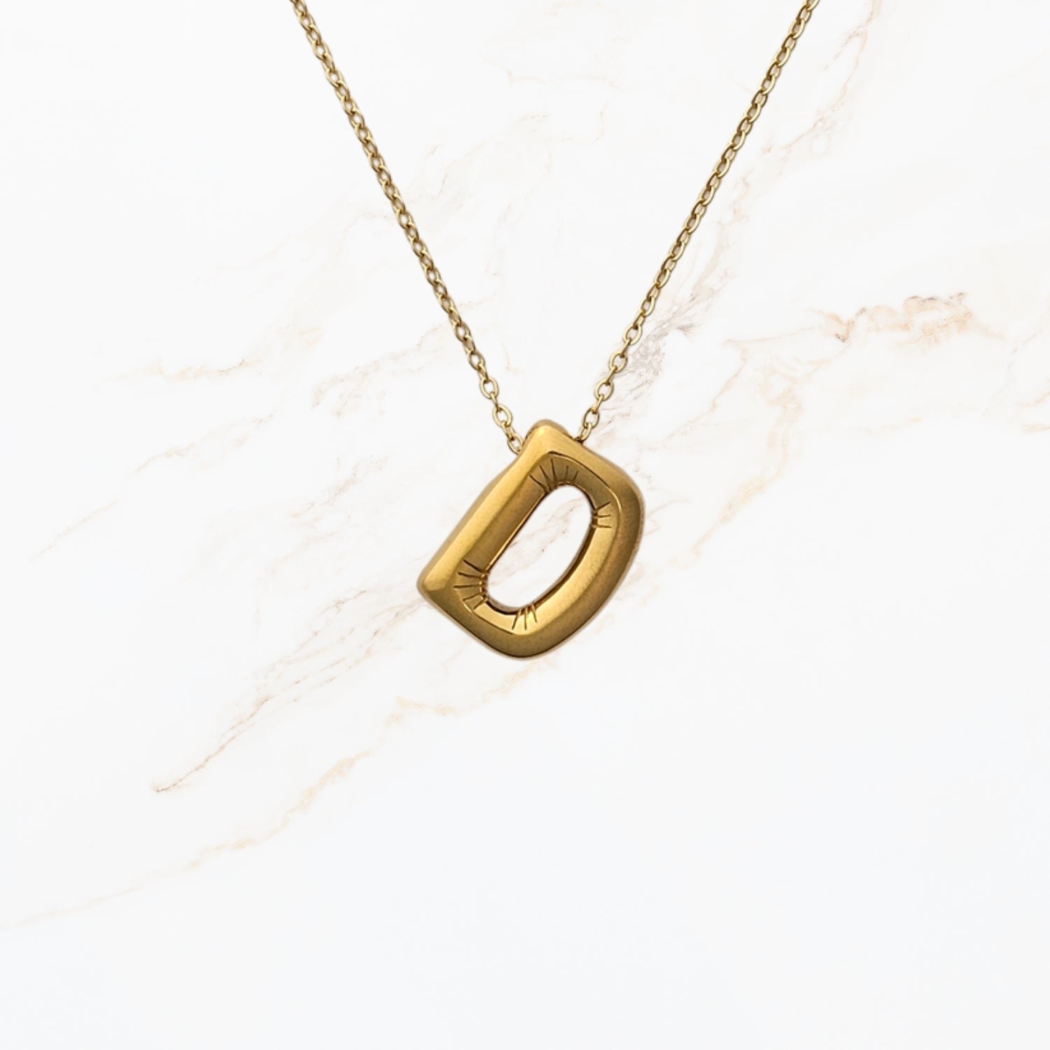 Seyso Initial Glow ketting met goudkleurige initial hanger van stainless steel, minimalistisch en waterproof